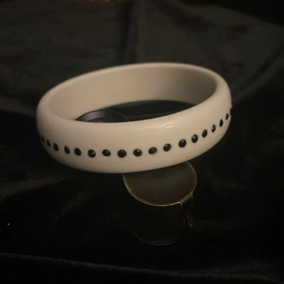 Vtg 80s Creamy Plastic Bangle with Black Gems - Picture 2 of 4